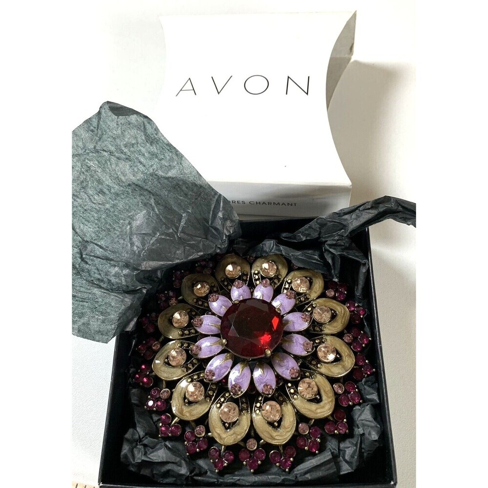 Avon 2009 Lovely London Pin Round Goldtone Statement Piece New Old Stock